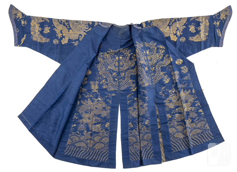 An unlined dragon robe from blue silk with woven patterns - 图3
